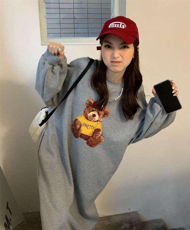 ロングワンピース クマのぬいぐるみ刺繍入りワンピース