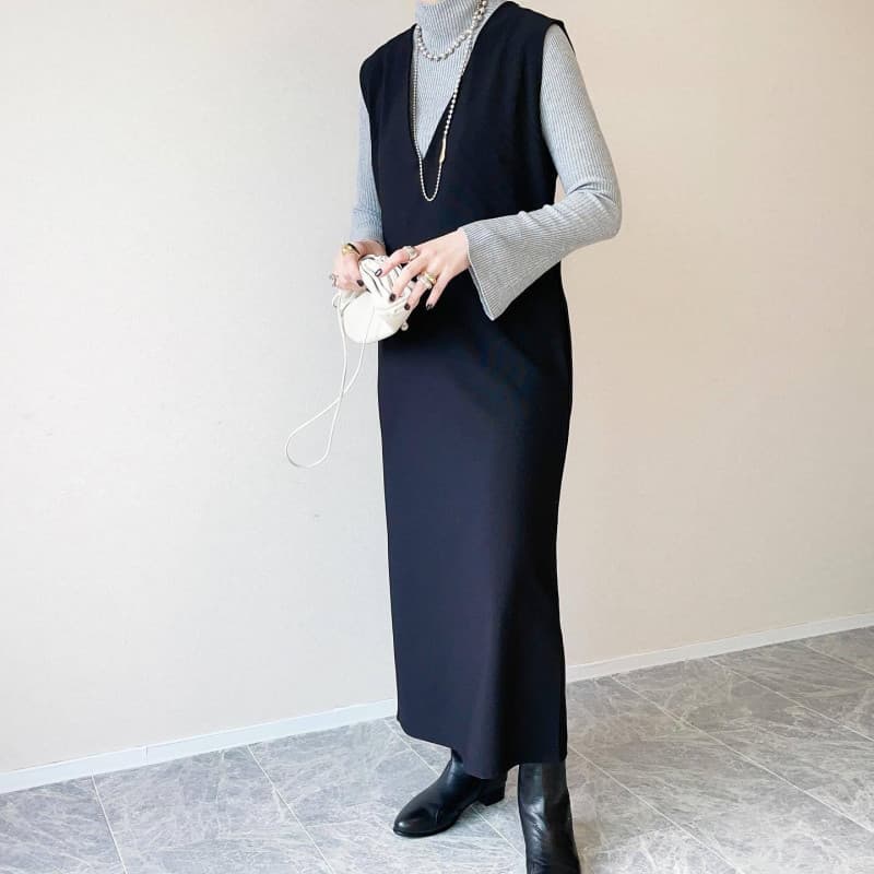 ロングワンピース 2025年秋冬新作 深め襟ぐりマキシ丈ジャンパースカート