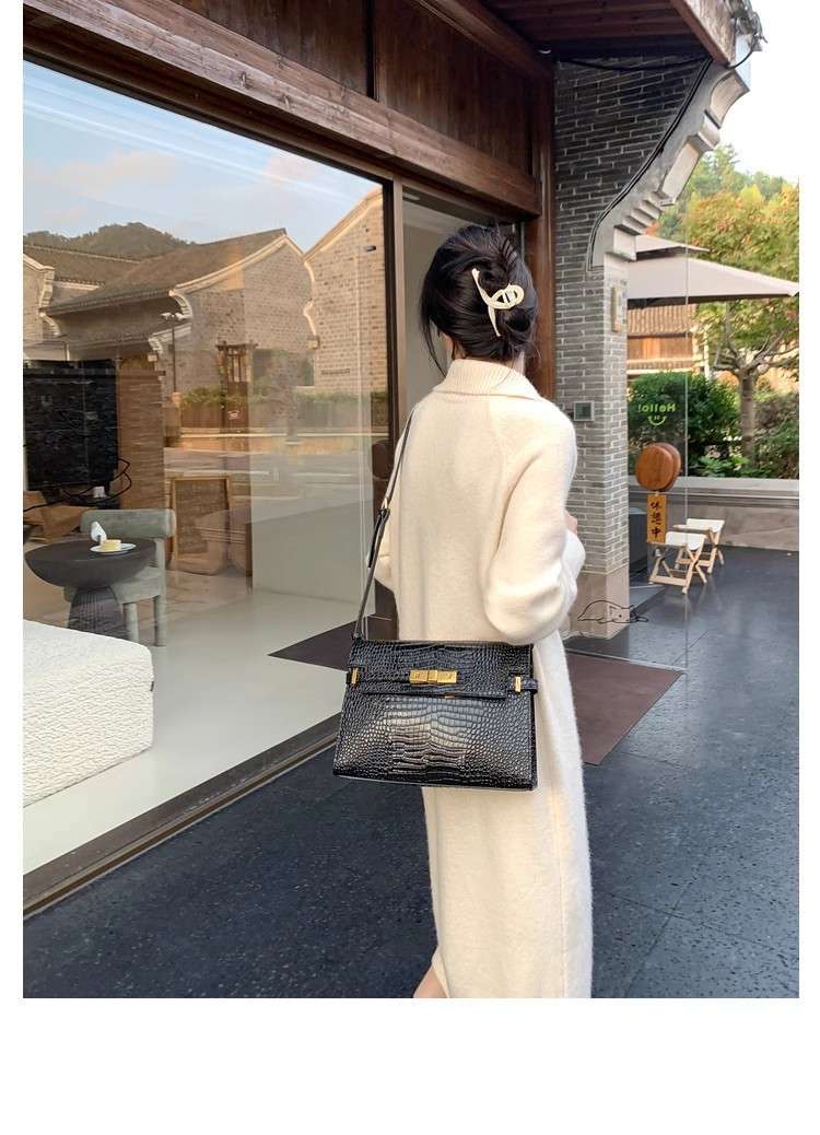 ロングワンピース ゆったりハイネックワンピース