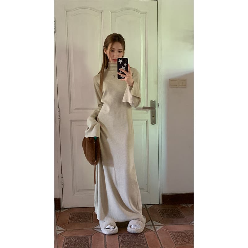 ロングワンピース タートルネック やわらか素材のゆったりニットロングワンピース