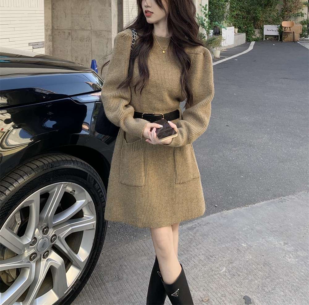 ロングワンピース ふんわり袖のベルト付きニットワンピース