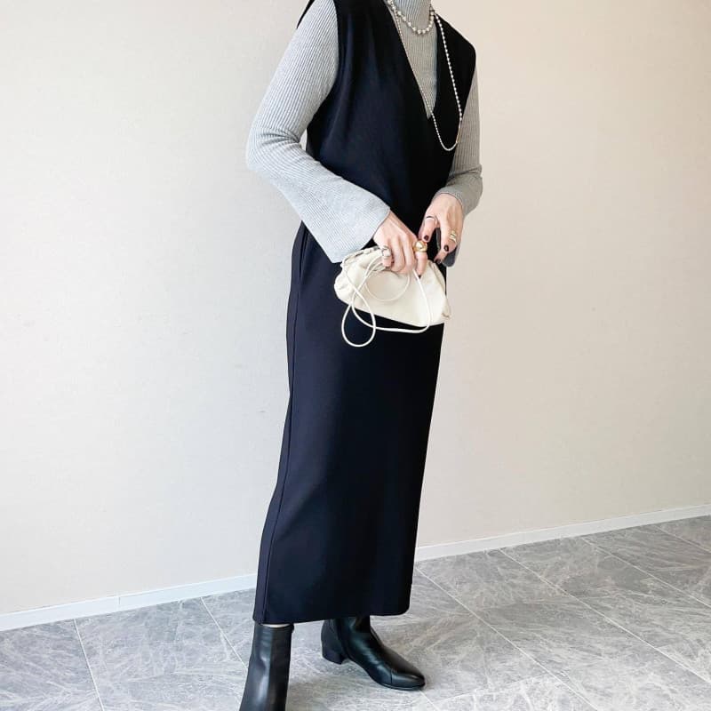 ロングワンピース 2025年秋冬新作 深め襟ぐりマキシ丈ジャンパースカート