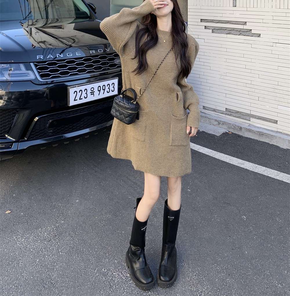 ロングワンピース ふんわり袖のベルト付きニットワンピース