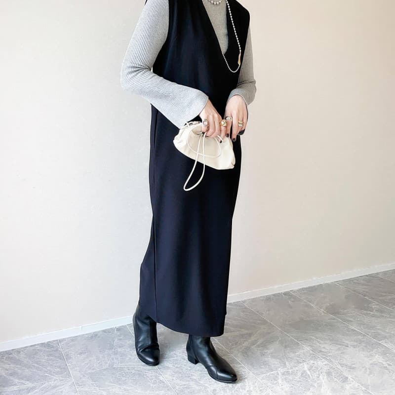 ロングワンピース 2025年秋冬新作 深め襟ぐりマキシ丈ジャンパースカート