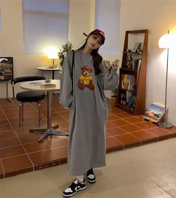 ロングワンピース クマのぬいぐるみ刺繍入りワンピース