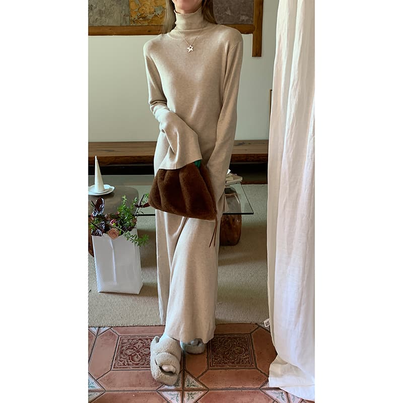 ロングワンピース タートルネック やわらか素材のゆったりニットロングワンピース
