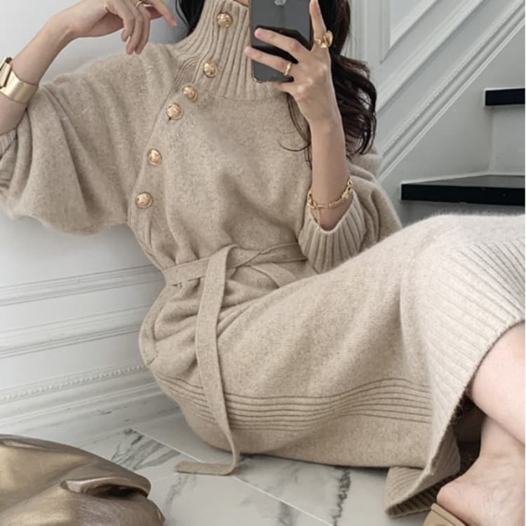 上品ニットロングワンピース金ボタン付きベルト