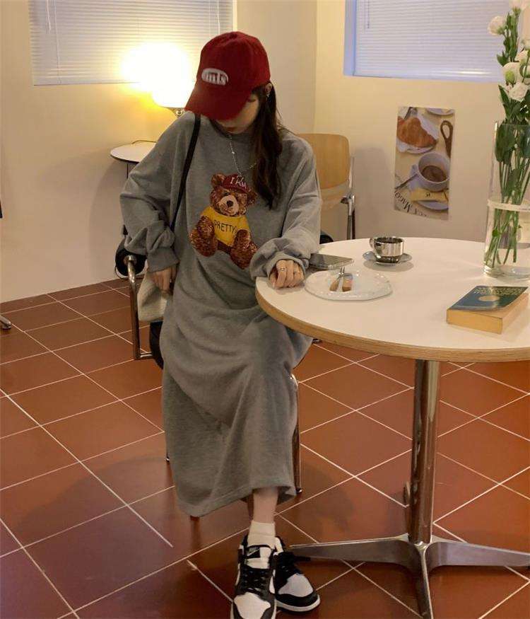 ロングワンピース クマのぬいぐるみ刺繍入りワンピース