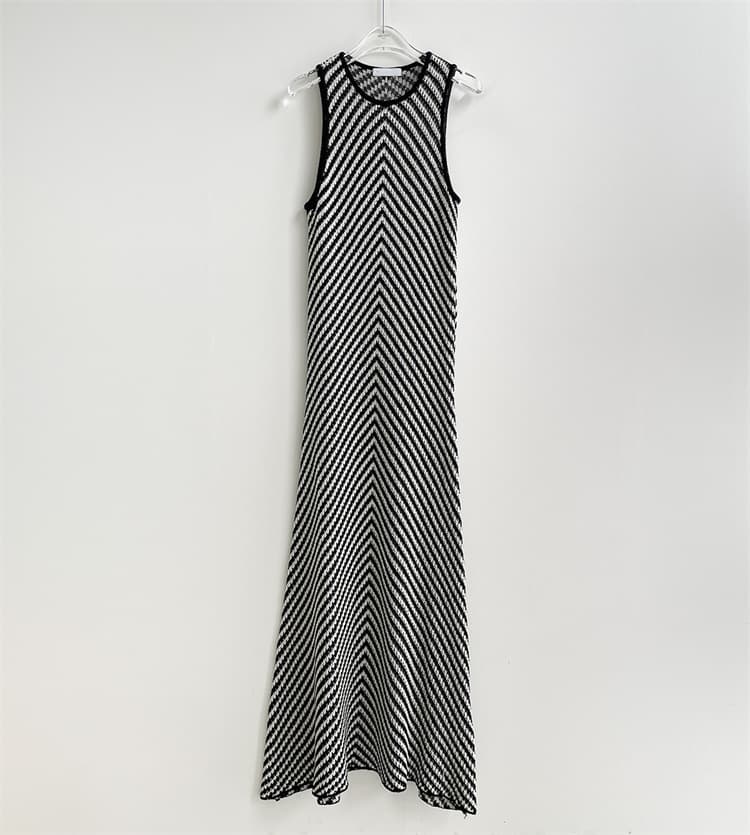 ロングワンピース 着痩せ効果抜群 縞模様ニットノースリーブワンピース