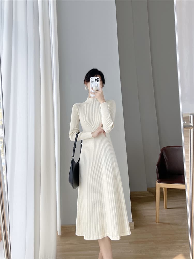 ロングワンピース タートルネックプリーツワンピース