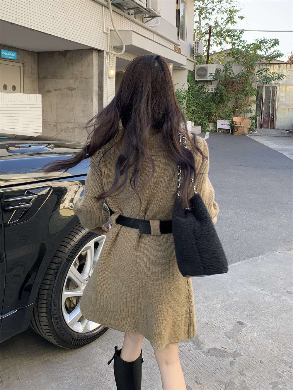 ロングワンピース ふんわり袖のベルト付きニットワンピース