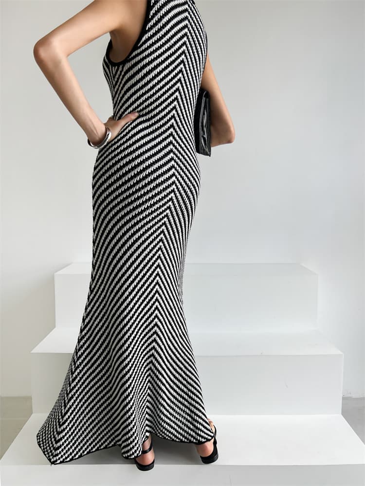 ロングワンピース 着痩せ効果抜群 縞模様ニットノースリーブワンピース
