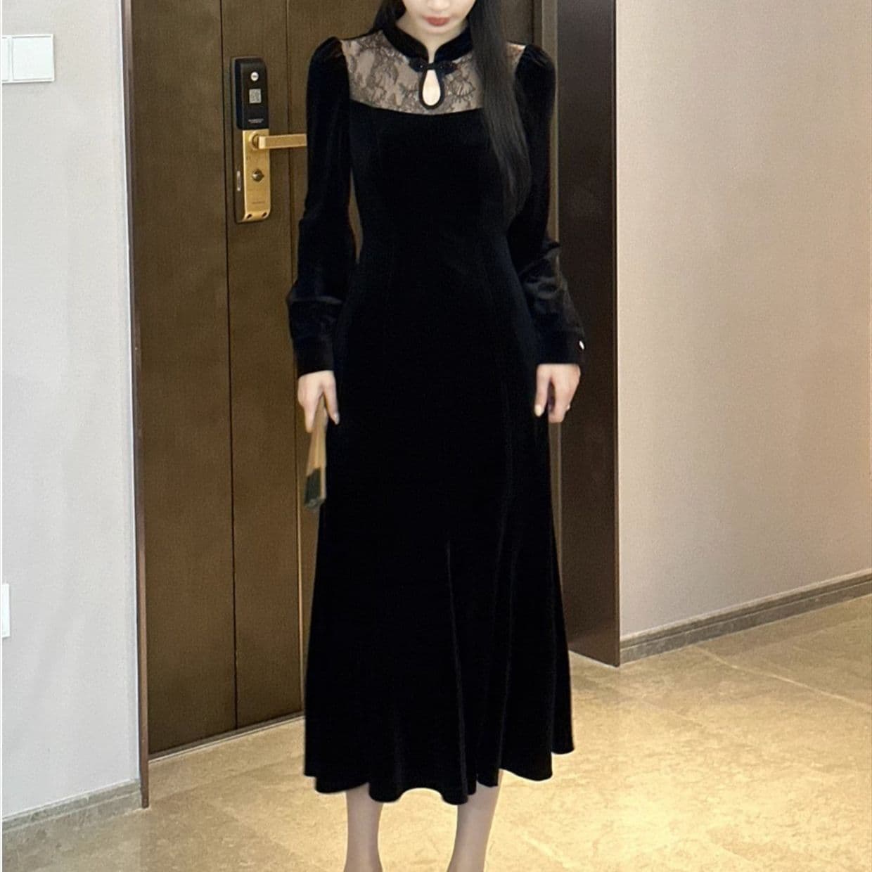 ロングワンピース レース襟付きベルベット調ロングワンピース